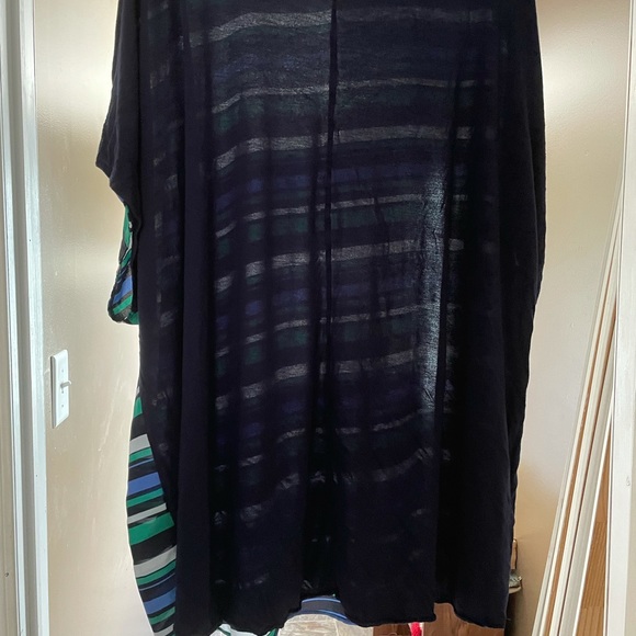 Beautiful top - Picture 2 of 2